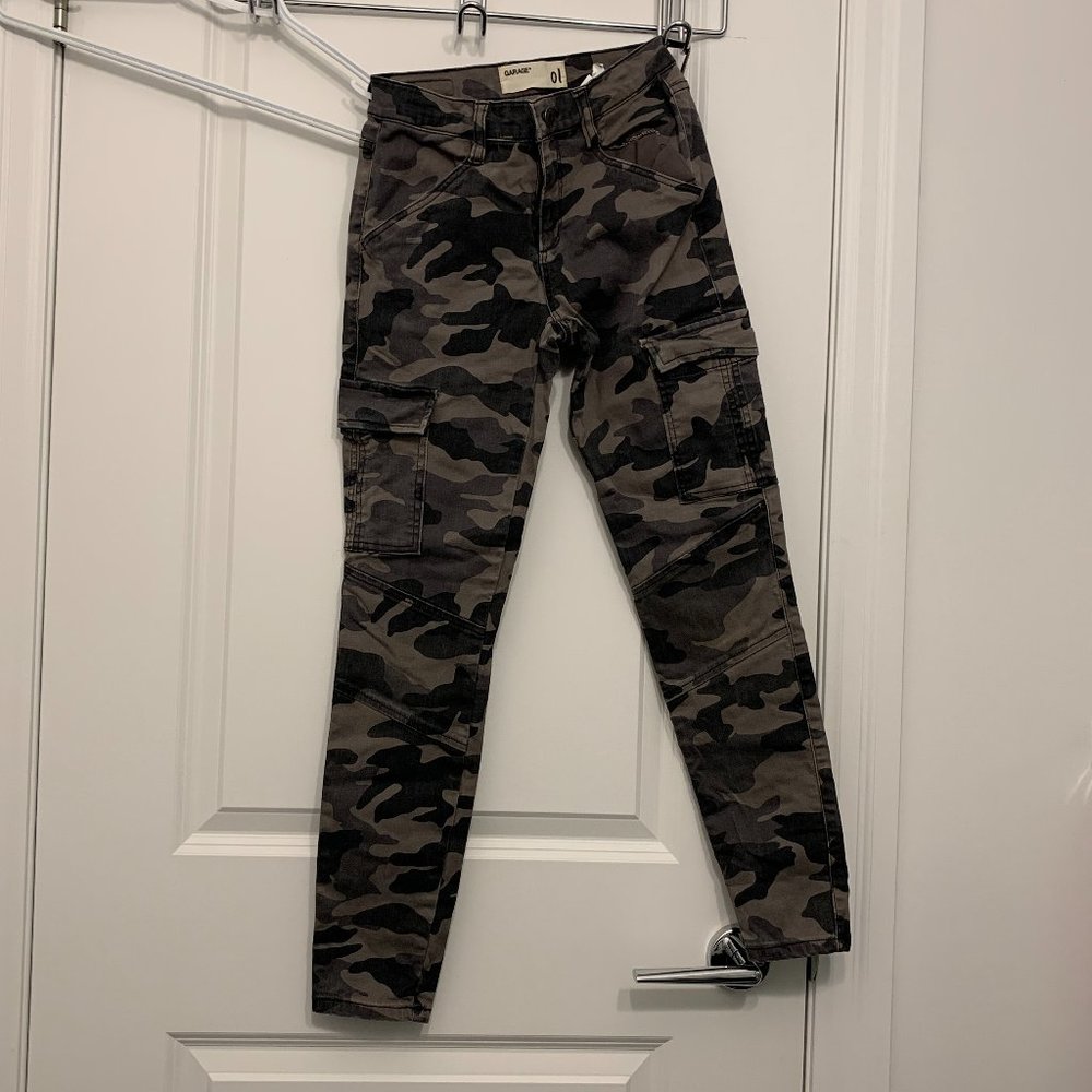 NWOT GARAGE Camo Skinny Cargo Jeans